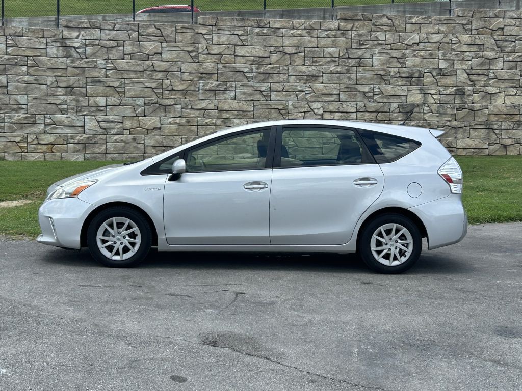 2014 Toyota Prius Image 2