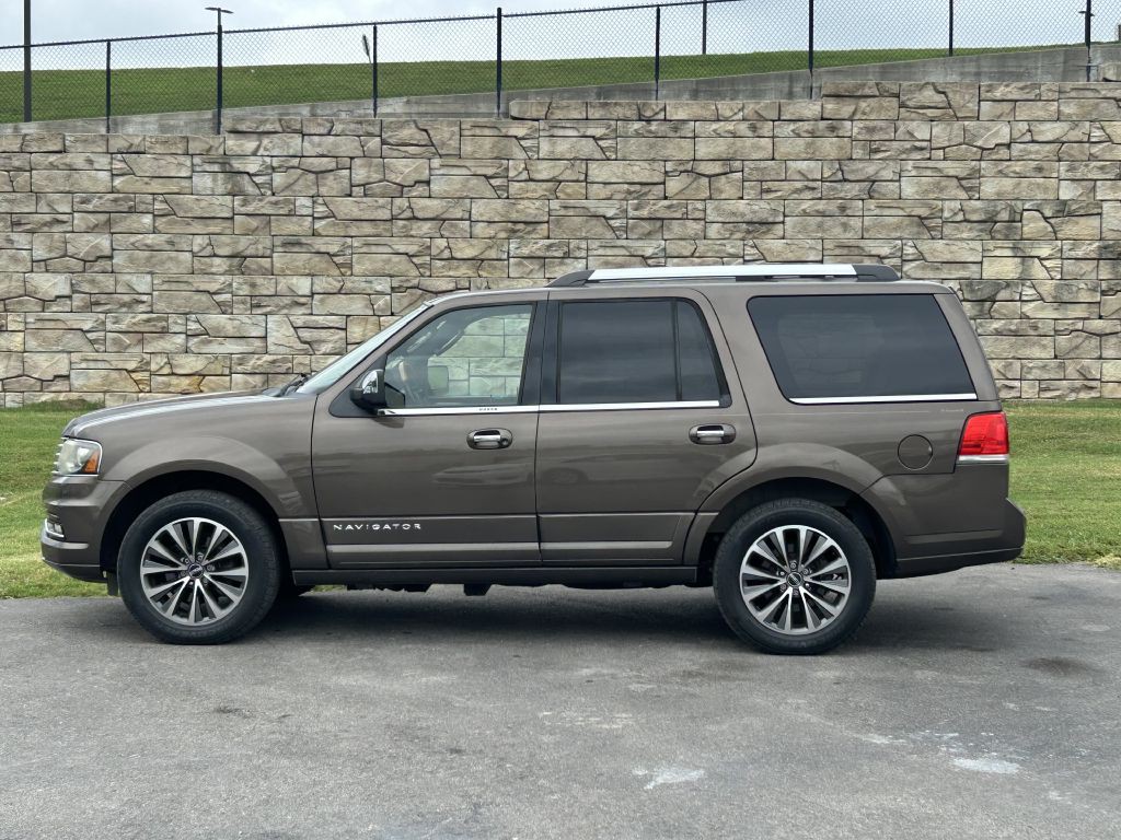 2017 Lincoln Navigator Image 2