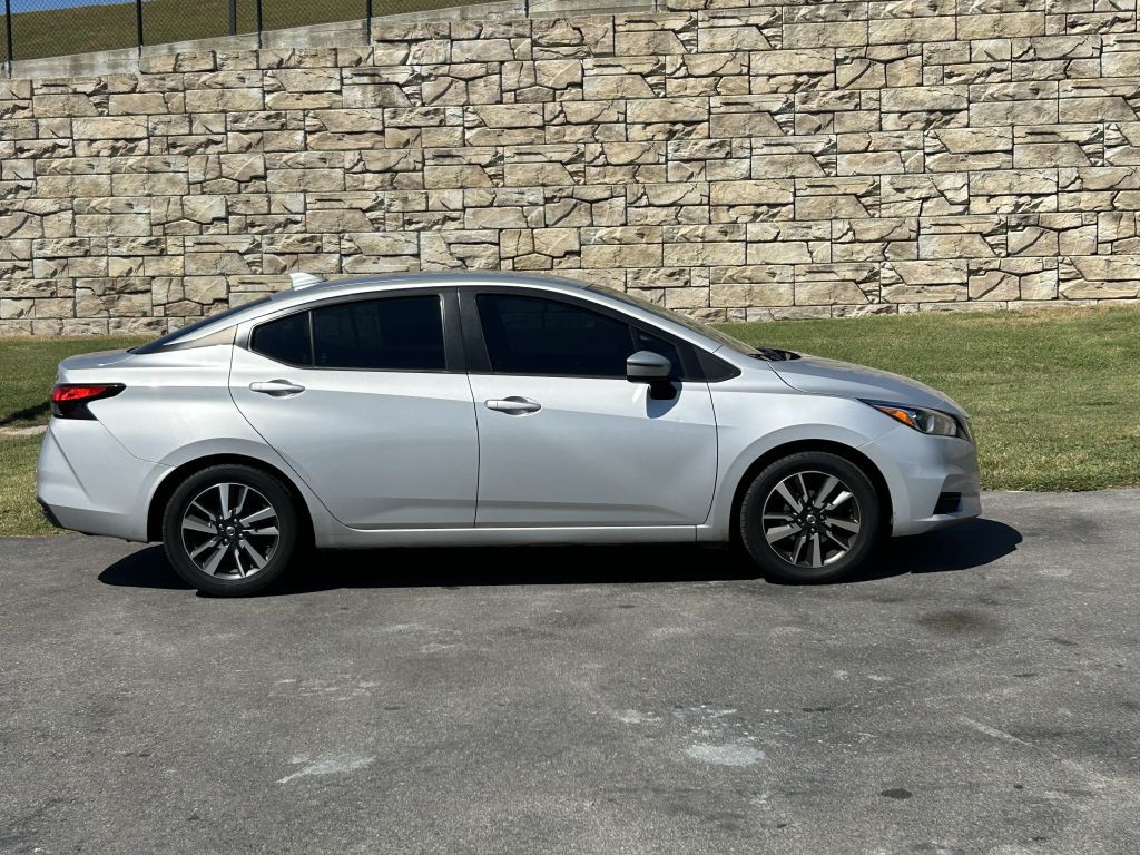 2021 Nissan Versa Image 3