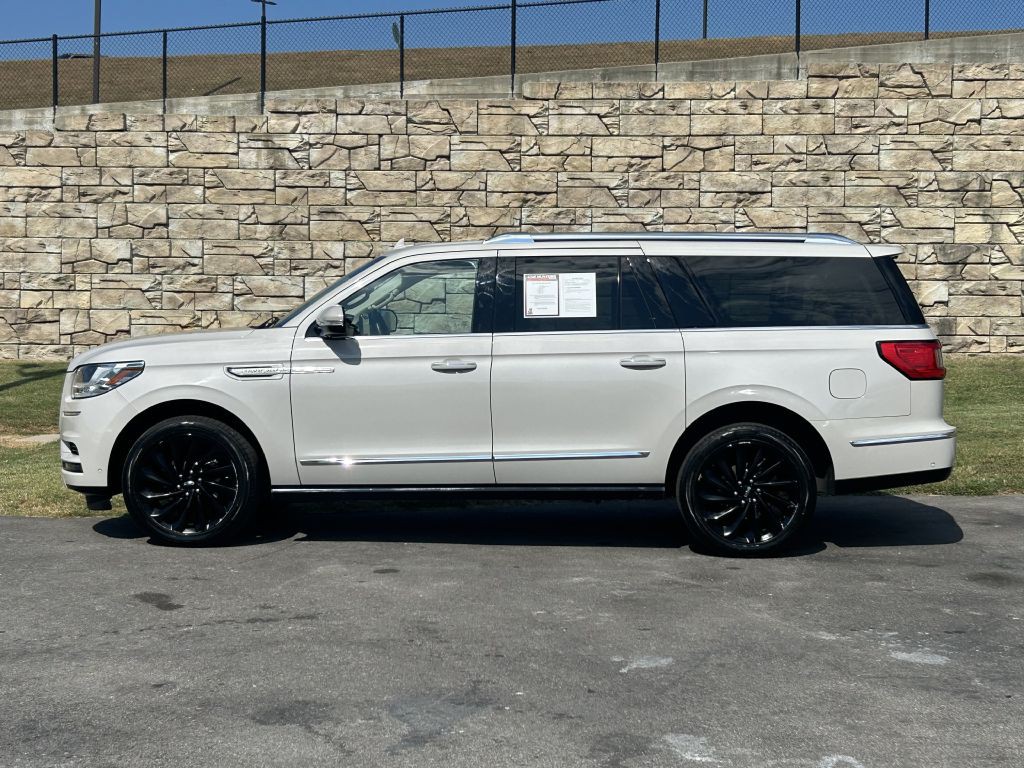 2021 Lincoln Navigator Image 2