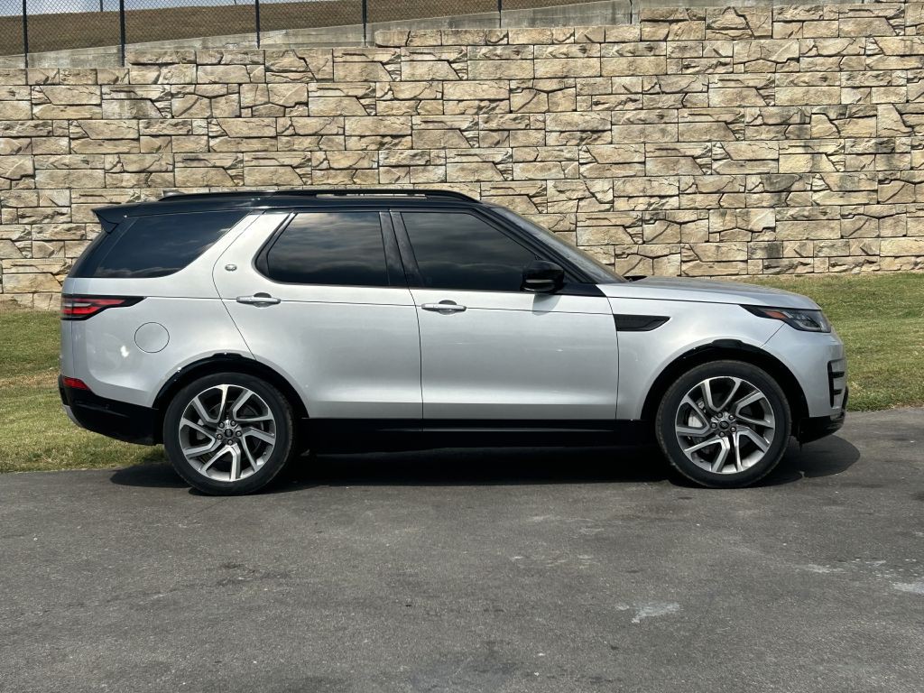 2020 Land Rover Discovery Image 3