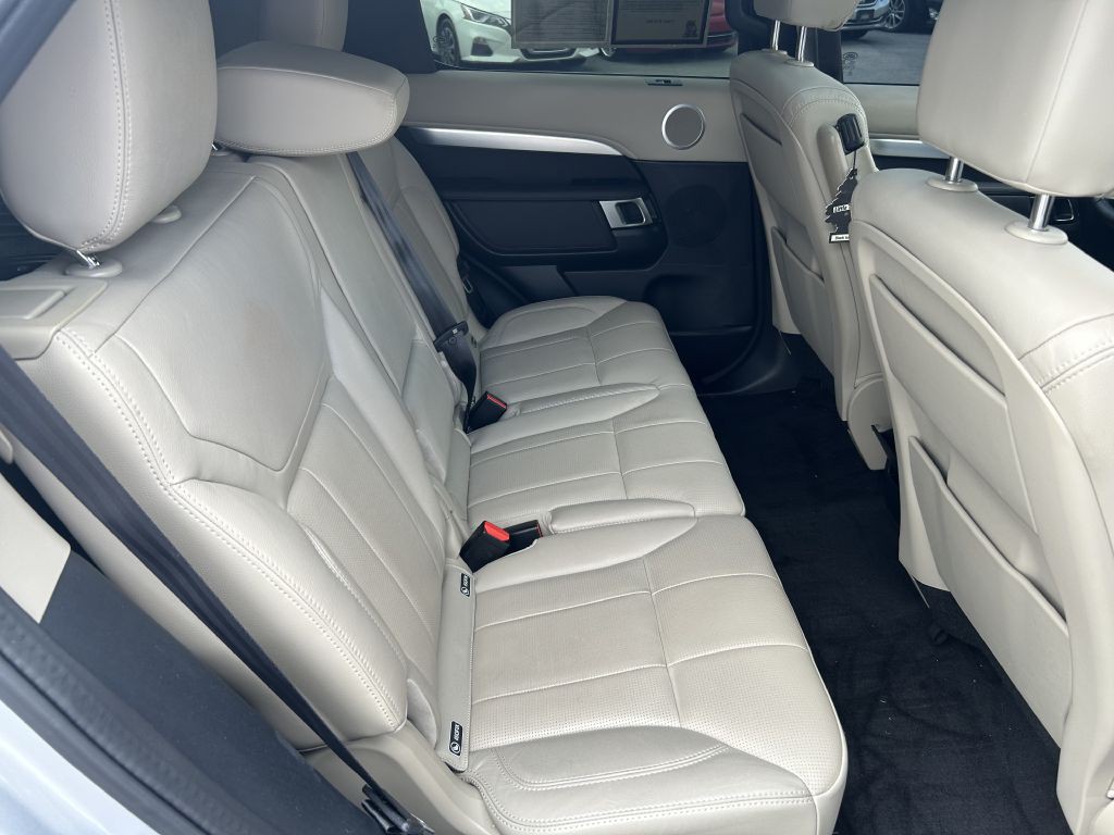 2020 Land Rover Discovery Image 13