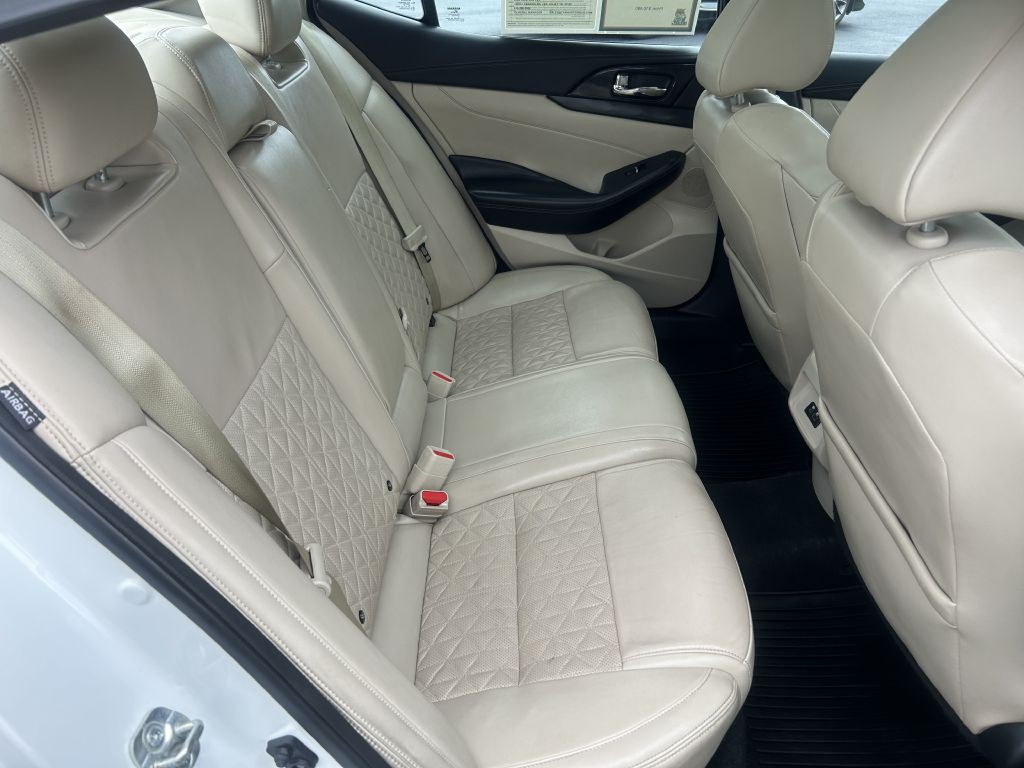 2019 Nissan Maxima Image 14