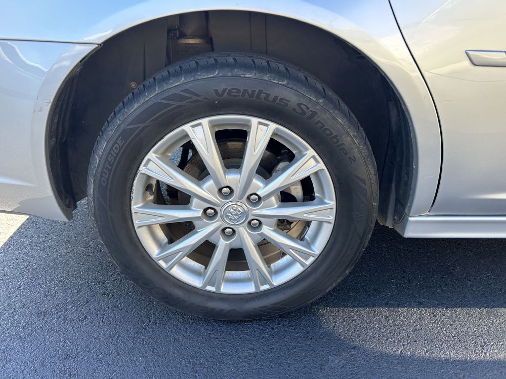 2011 Buick Lucerne Image 6