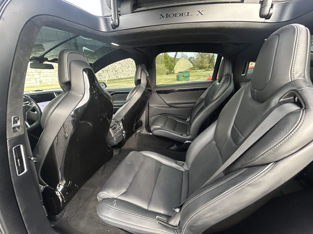 2016 Tesla Model X Image 11