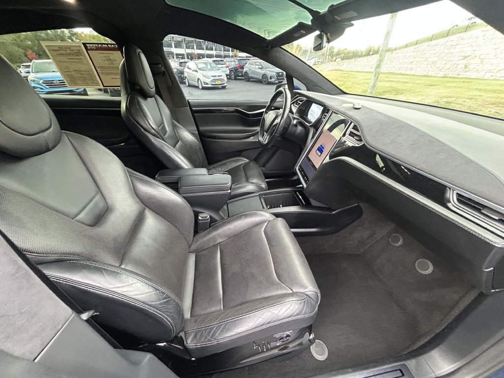 2016 Tesla Model X Image 21