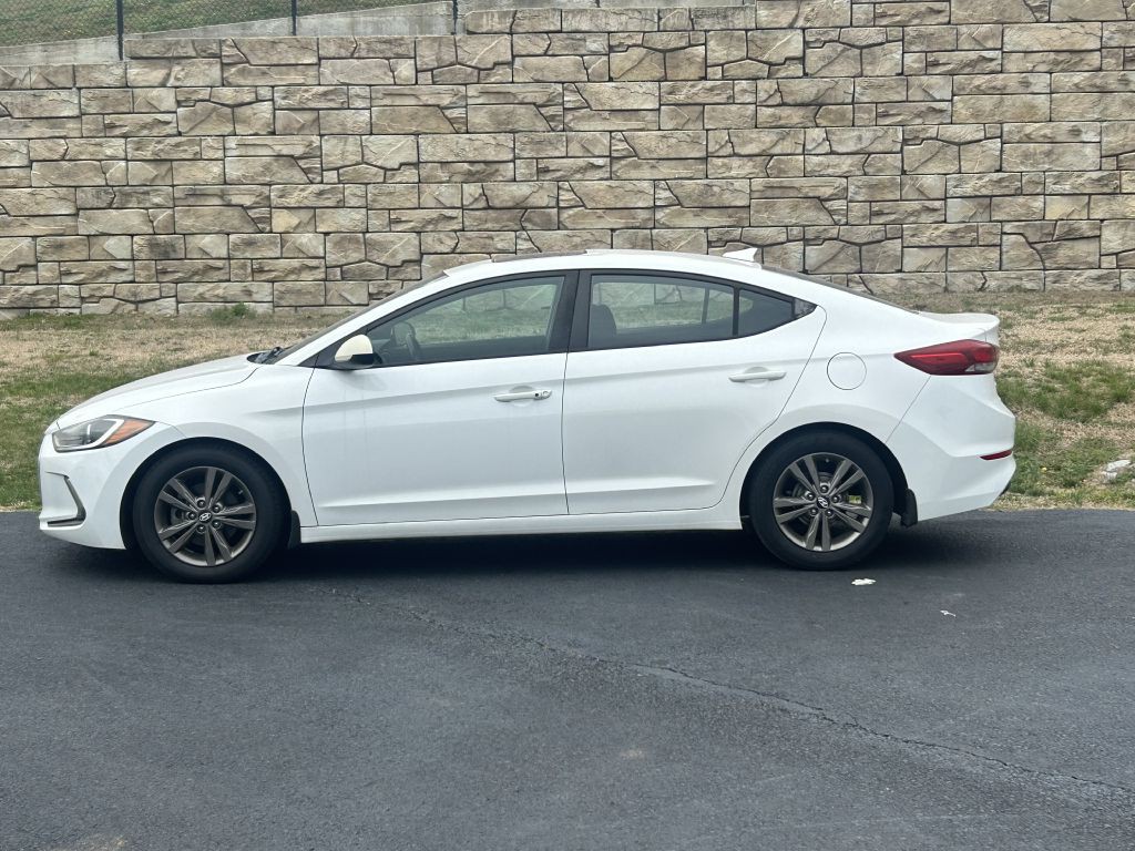 2017 Hyundai Elantra Image 2