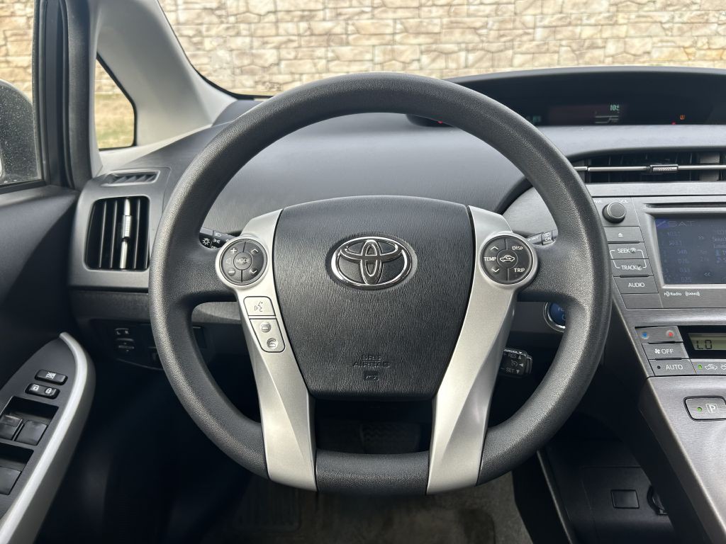 2013 Toyota Prius Image 16