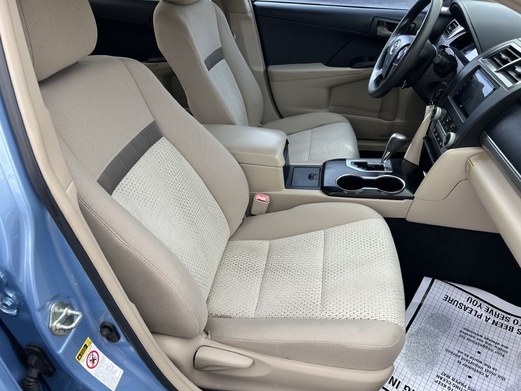 2014 Toyota Camry Image 17