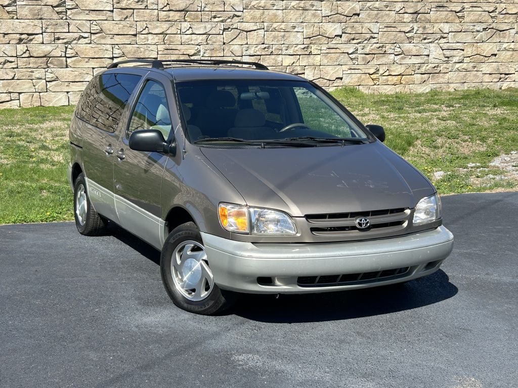 1999 Toyota Sienna Image 1