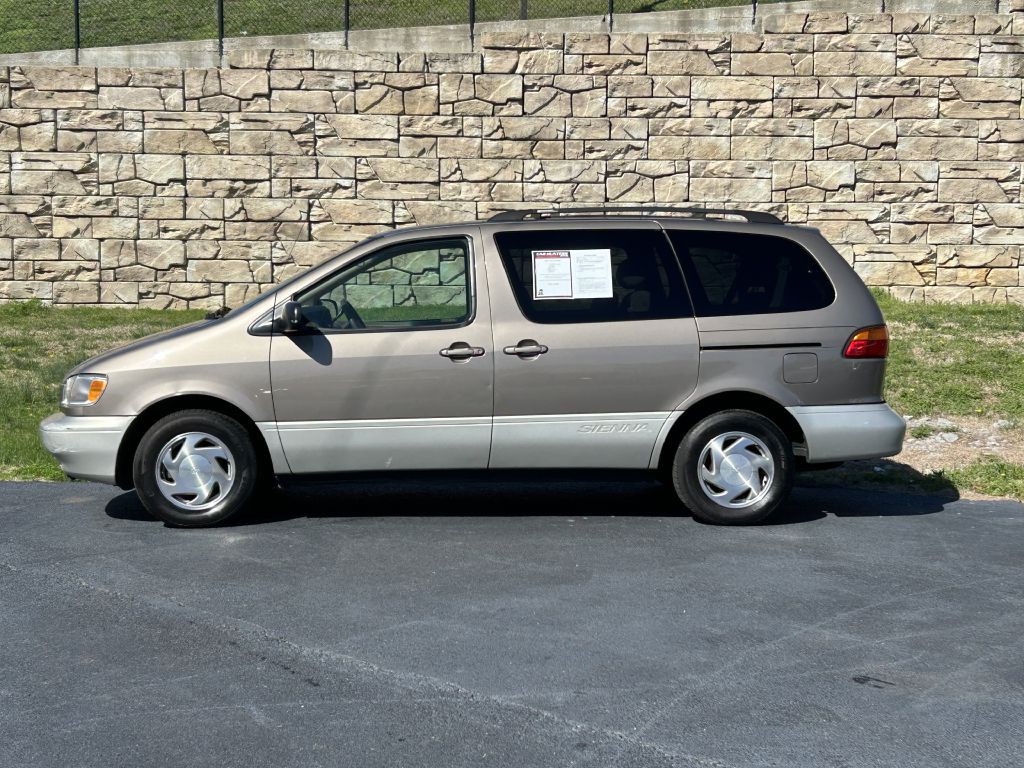 1999 Toyota Sienna Image 2