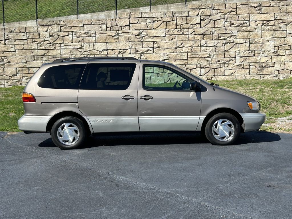 1999 Toyota Sienna Image 3