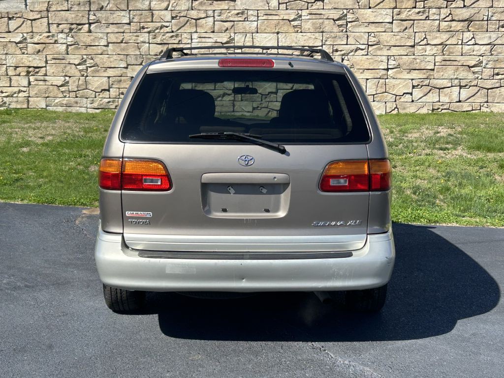 1999 Toyota Sienna Image 5