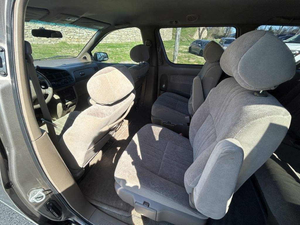 1999 Toyota Sienna Image 10