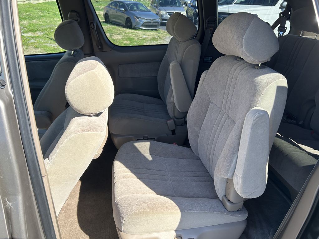 1999 Toyota Sienna Image 11