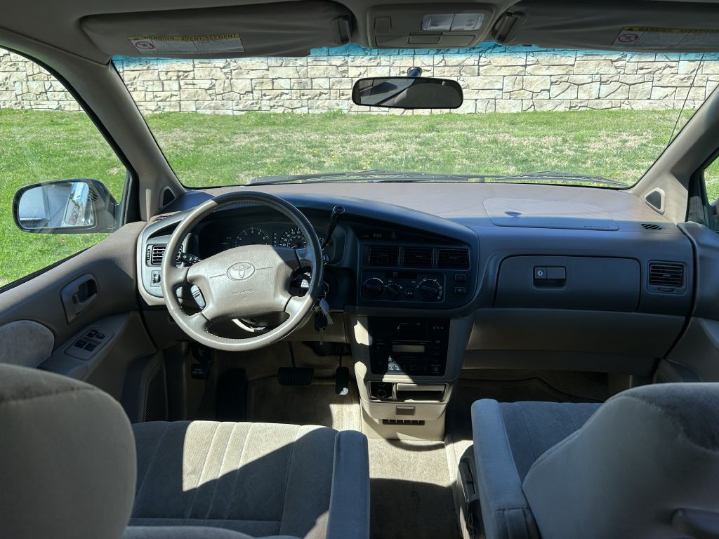 1999 Toyota Sienna Image 16