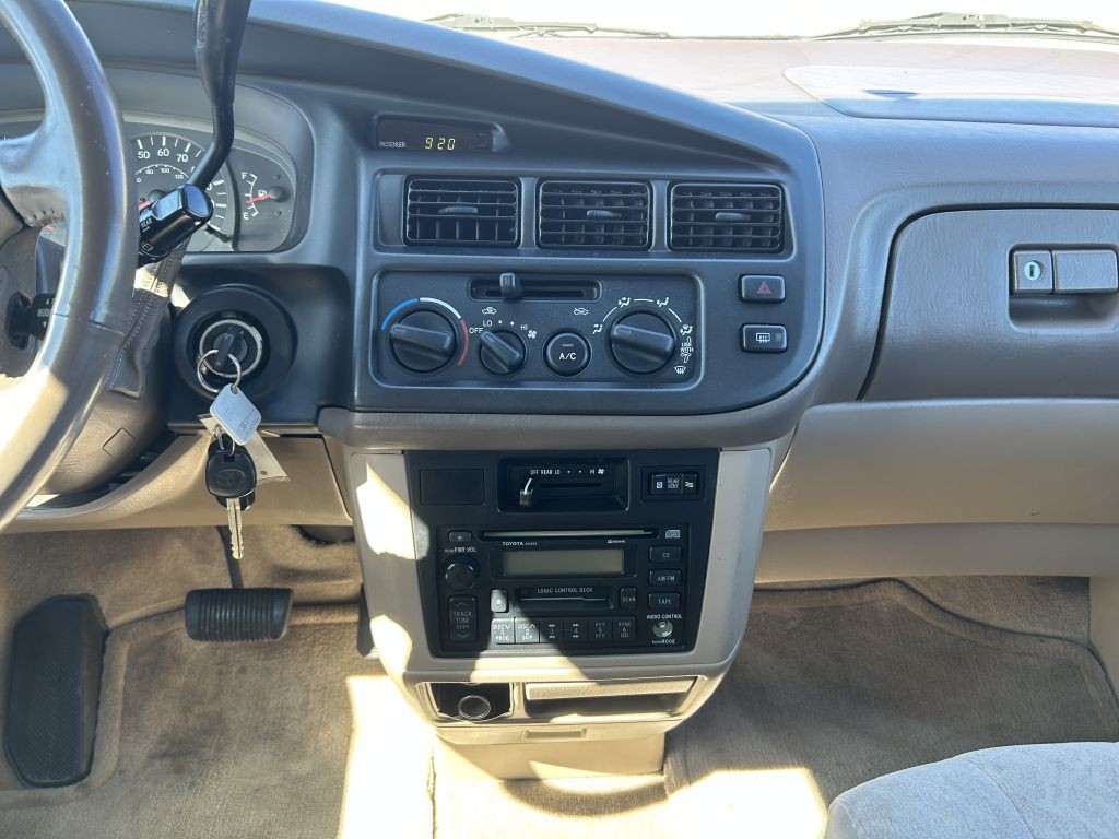 1999 Toyota Sienna Image 17
