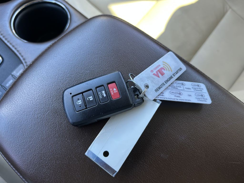 2016 Toyota Avalon Image 23