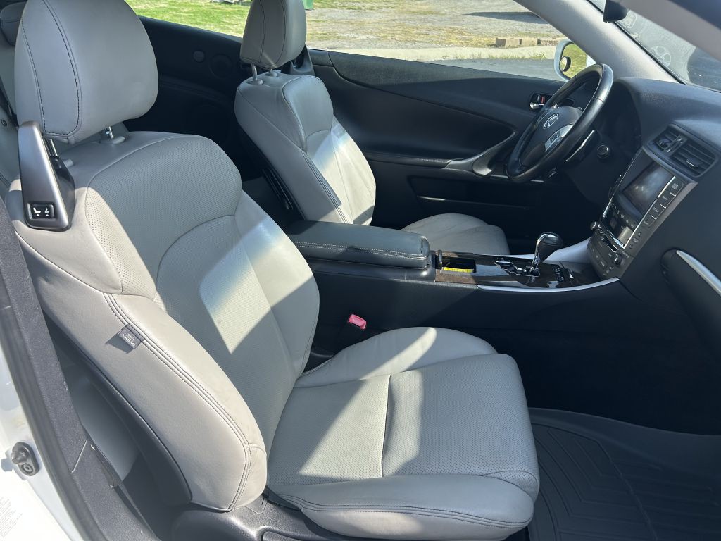 2011 Lexus IS Image 17