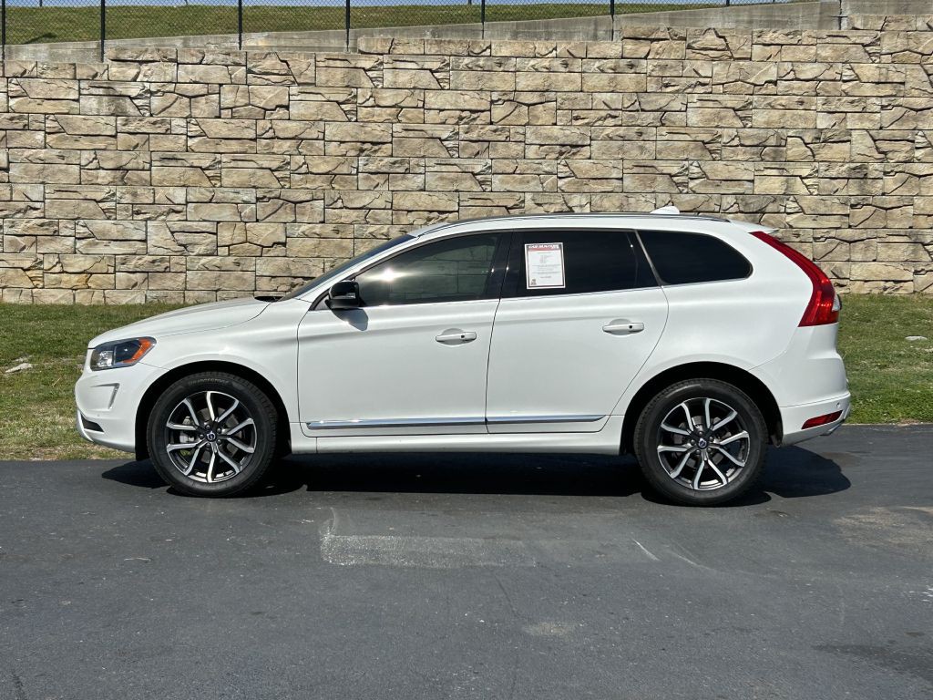 2017 Volvo XC60 Image 2
