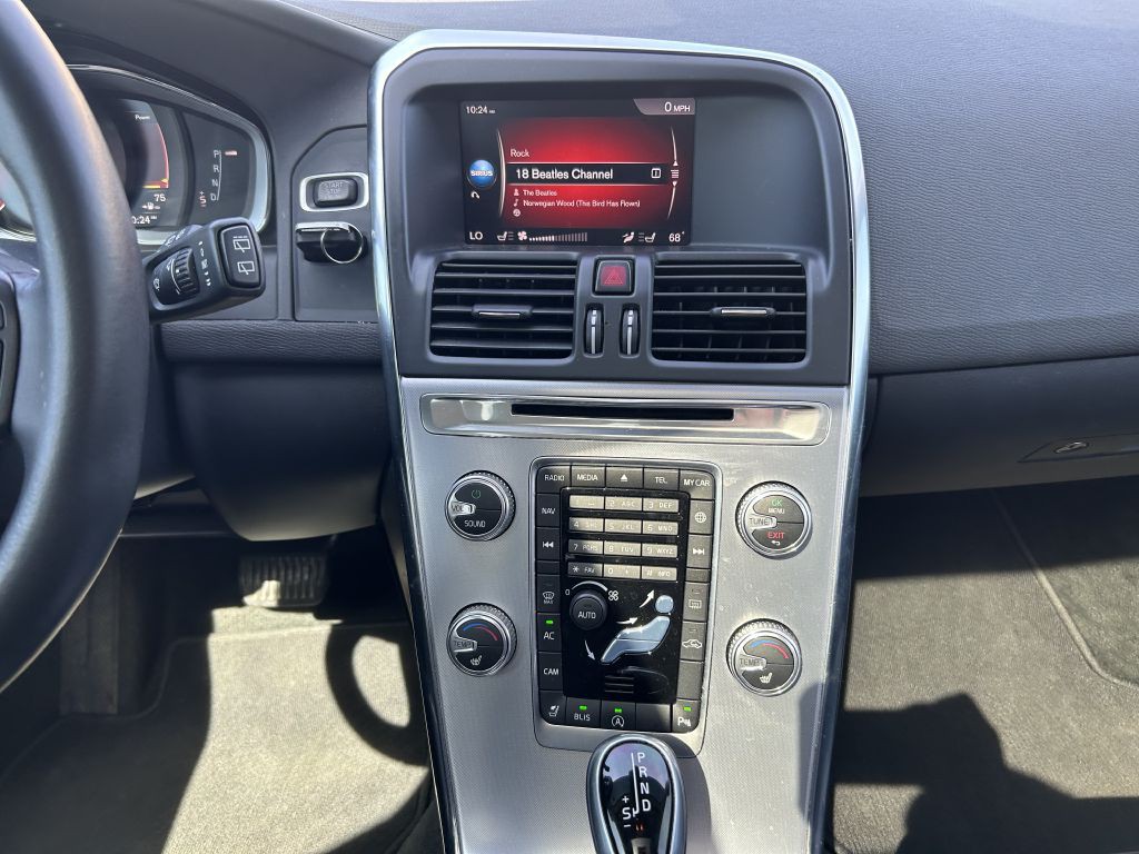 2017 Volvo XC60 Image 16