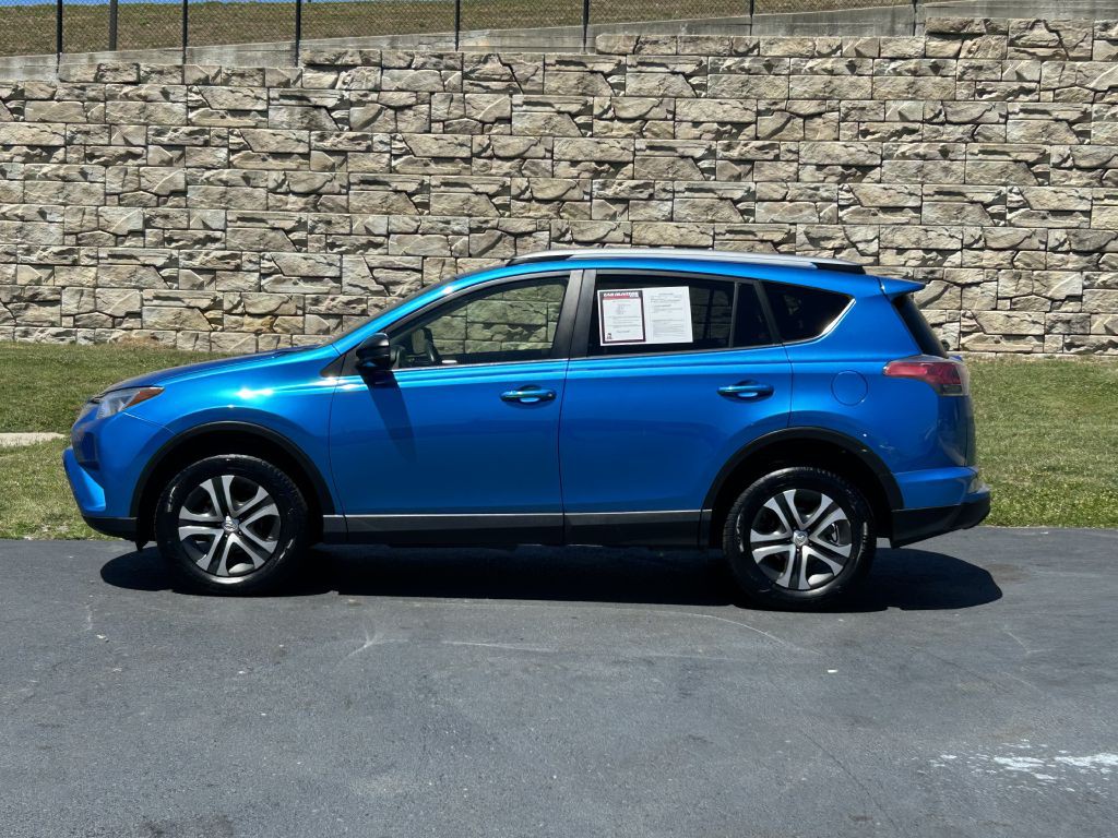 2017 Toyota Rav4 Image 2
