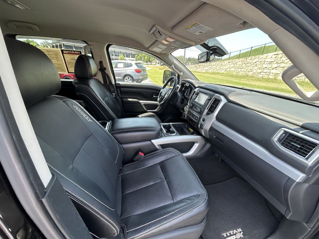 2017 Nissan Titan Image 18