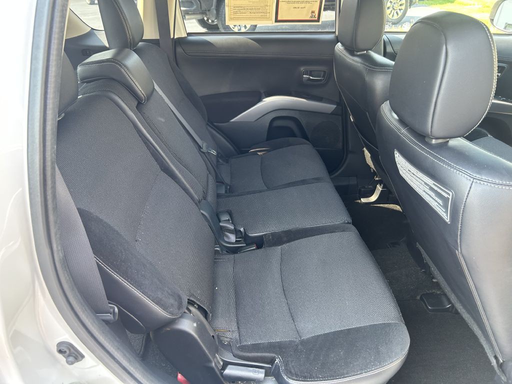 2013 Mitsubishi Outlander Image 13