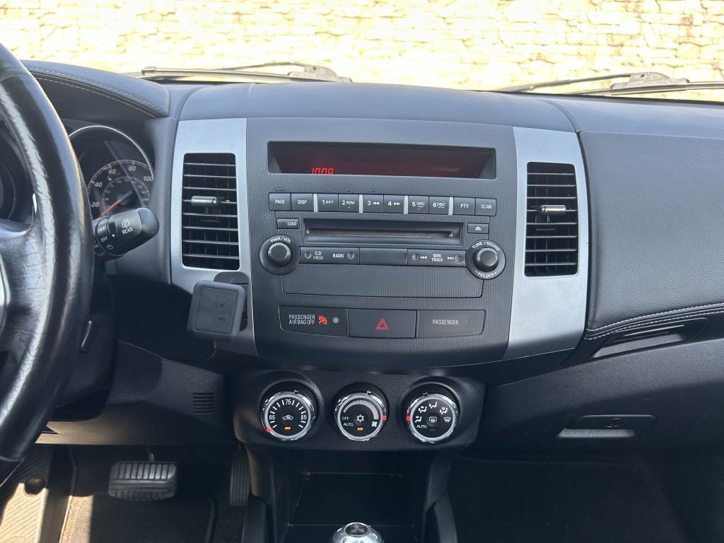2013 Mitsubishi Outlander Image 16