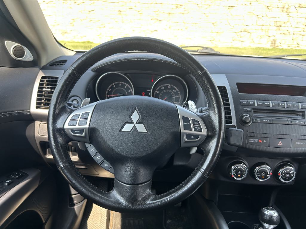 2013 Mitsubishi Outlander Image 17