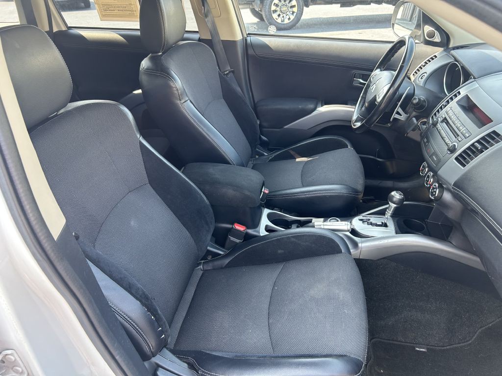 2013 Mitsubishi Outlander Image 18