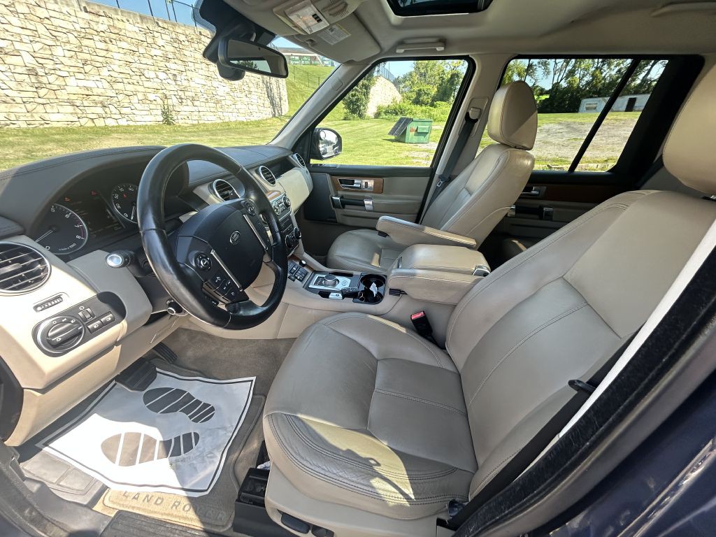 2016 Land Rover LR4 Image 11
