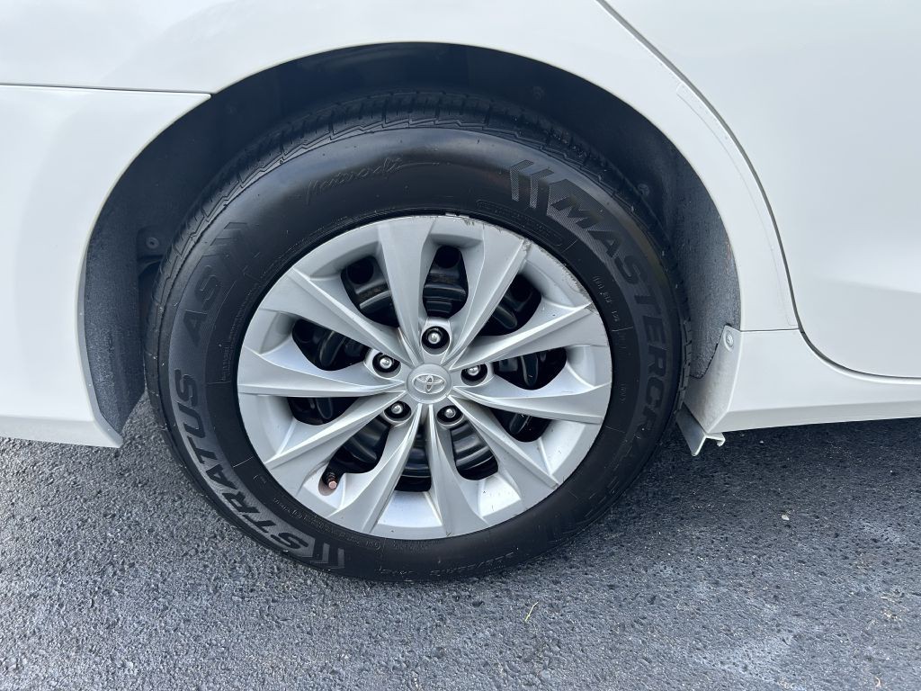 2016 Toyota Camry Image 6