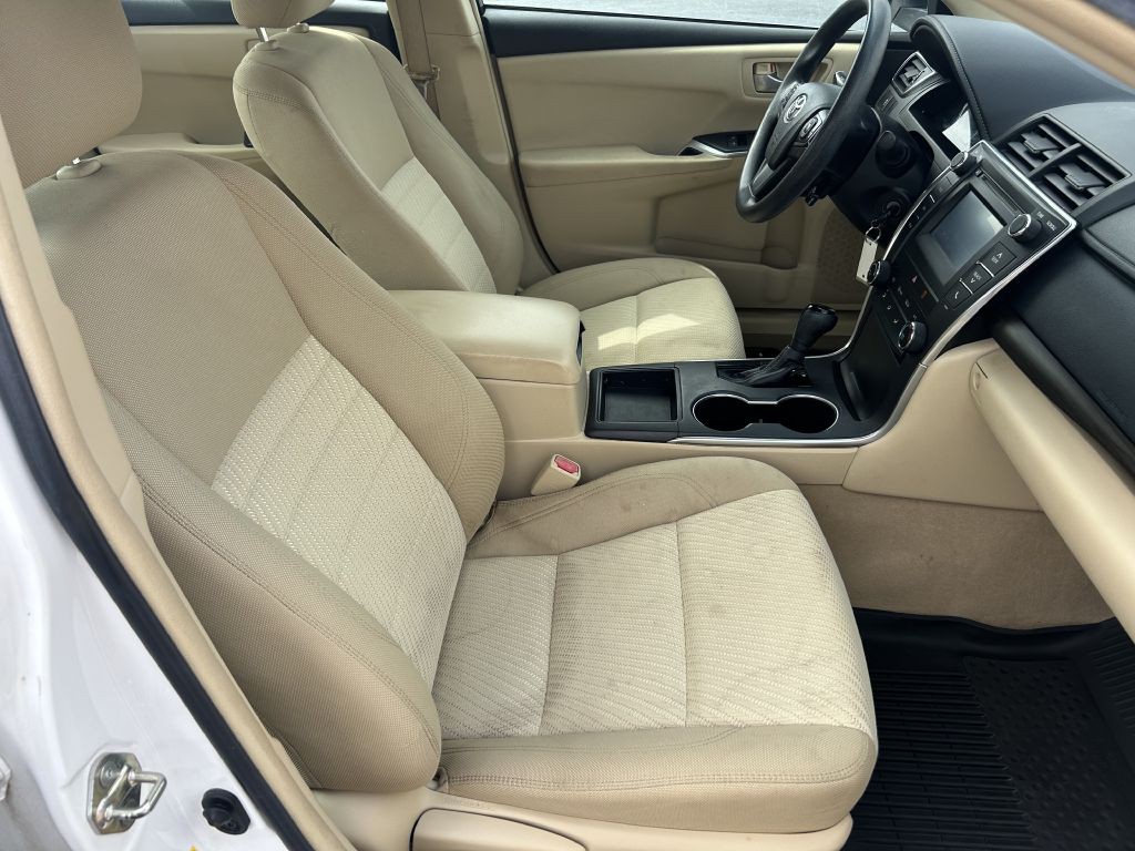 2016 Toyota Camry Image 17