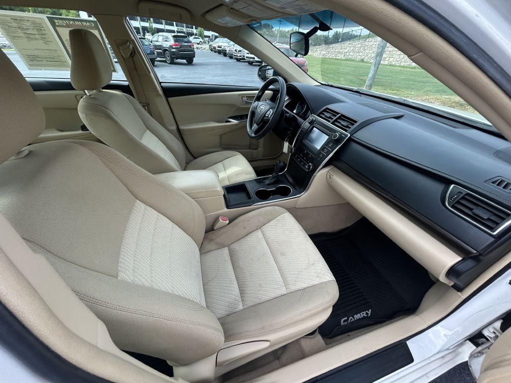 2016 Toyota Camry Image 18