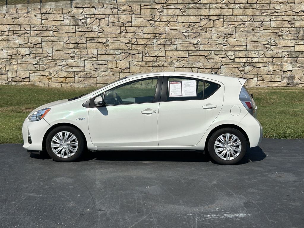 2013 Toyota Prius Image 2
