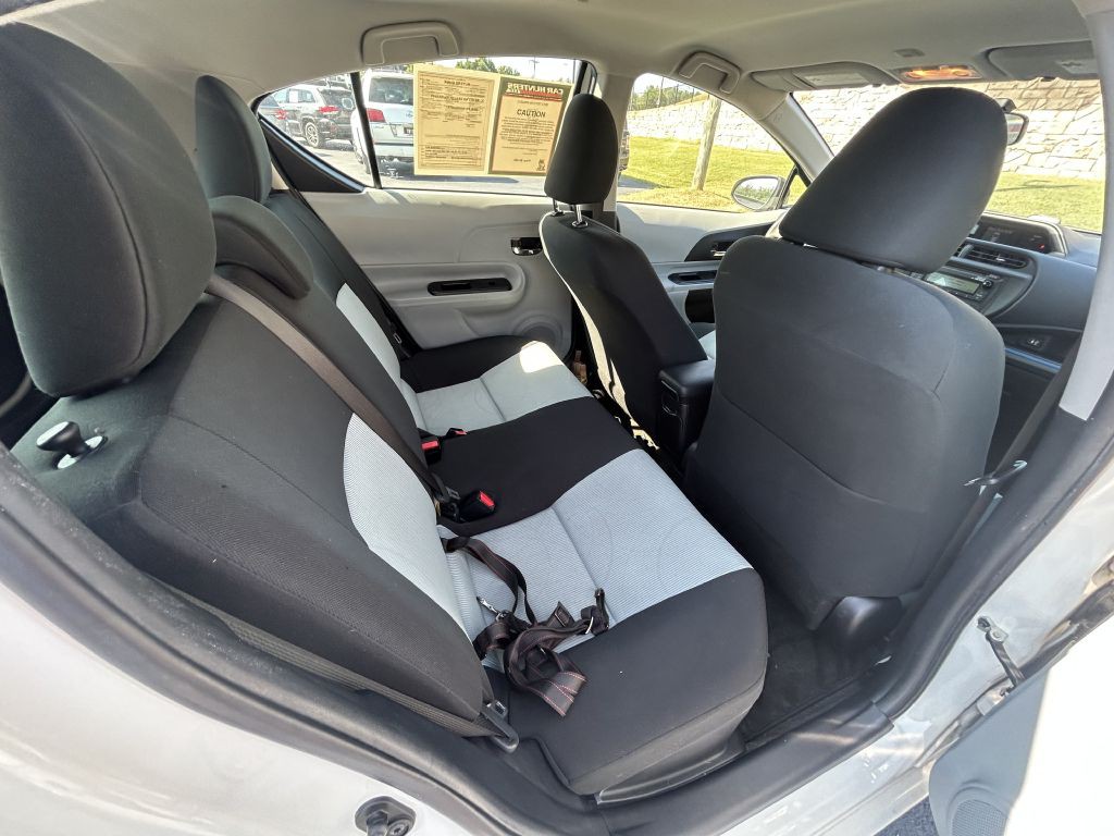 2013 Toyota Prius Image 13