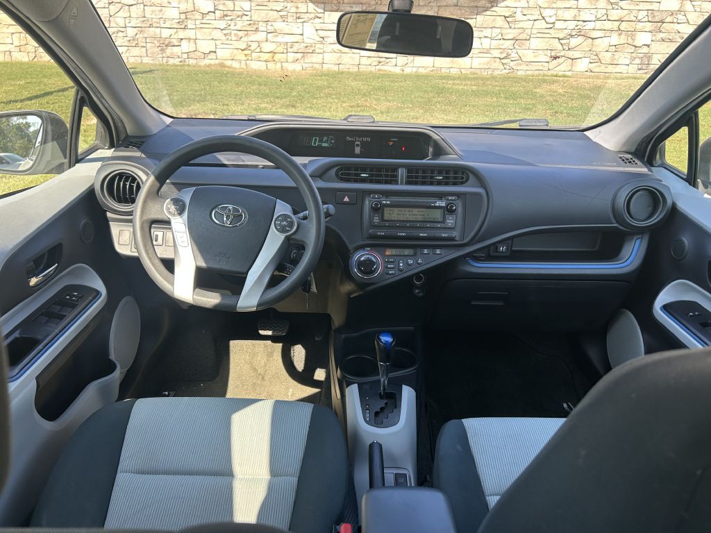 2013 Toyota Prius Image 14