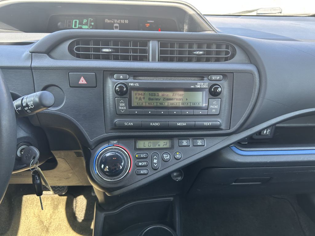 2013 Toyota Prius Image 15