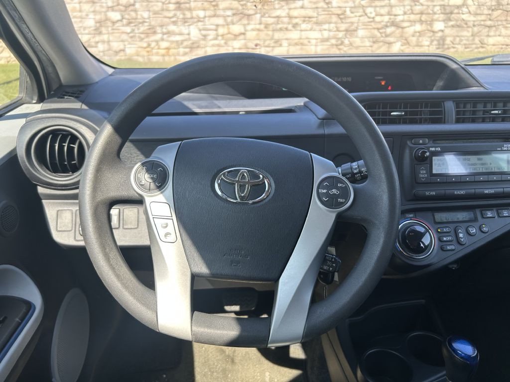 2013 Toyota Prius Image 16