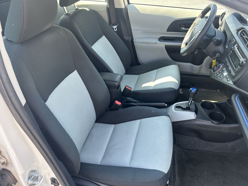 2013 Toyota Prius Image 17