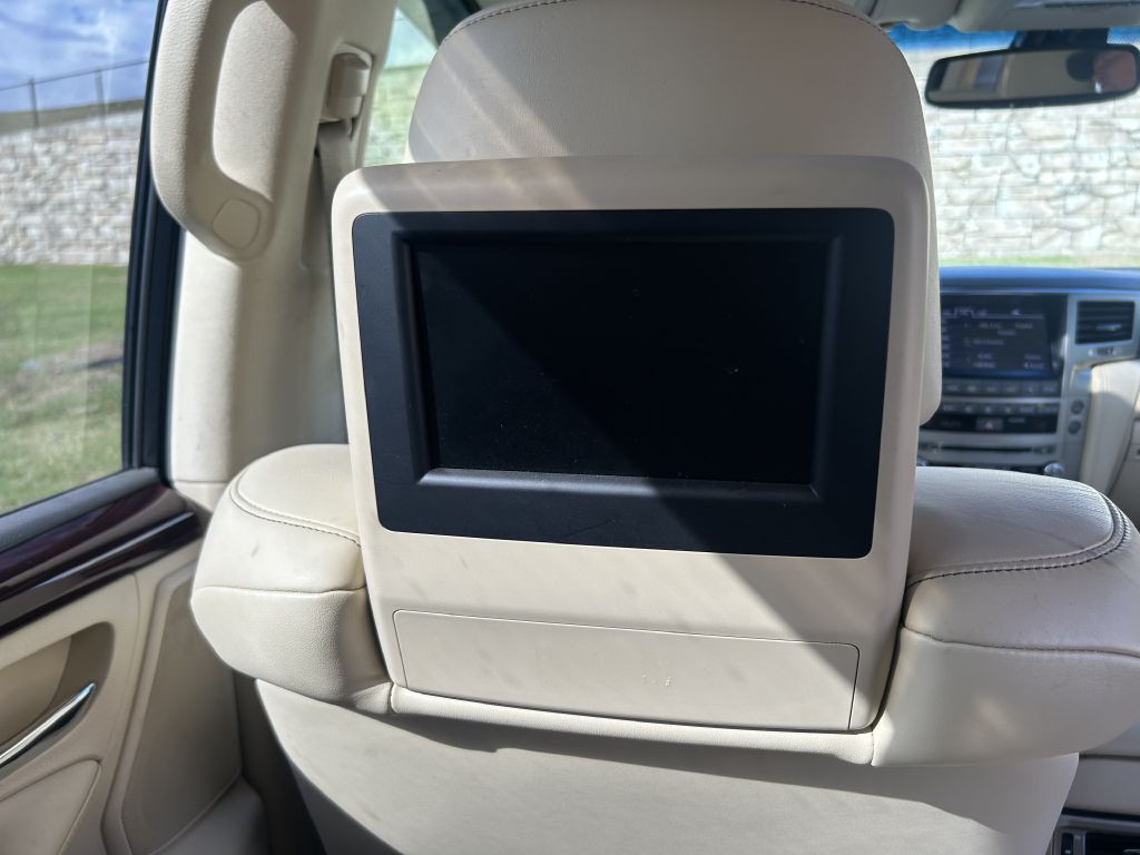 2013 Lexus LX Image 16