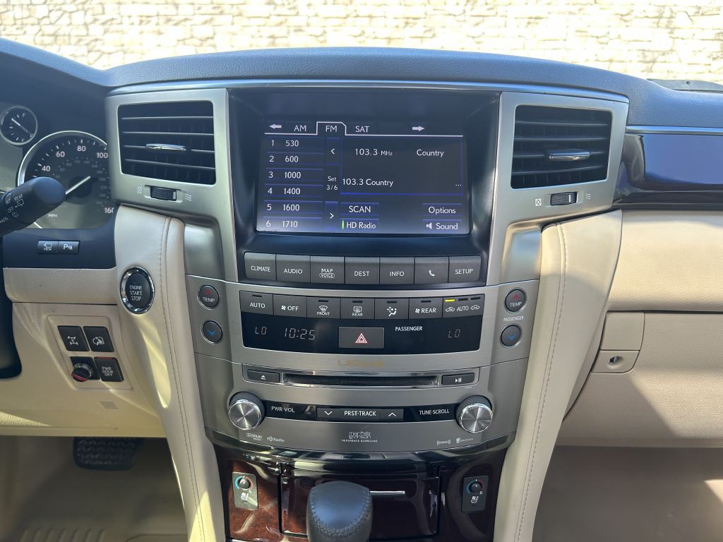2013 Lexus LX Image 18