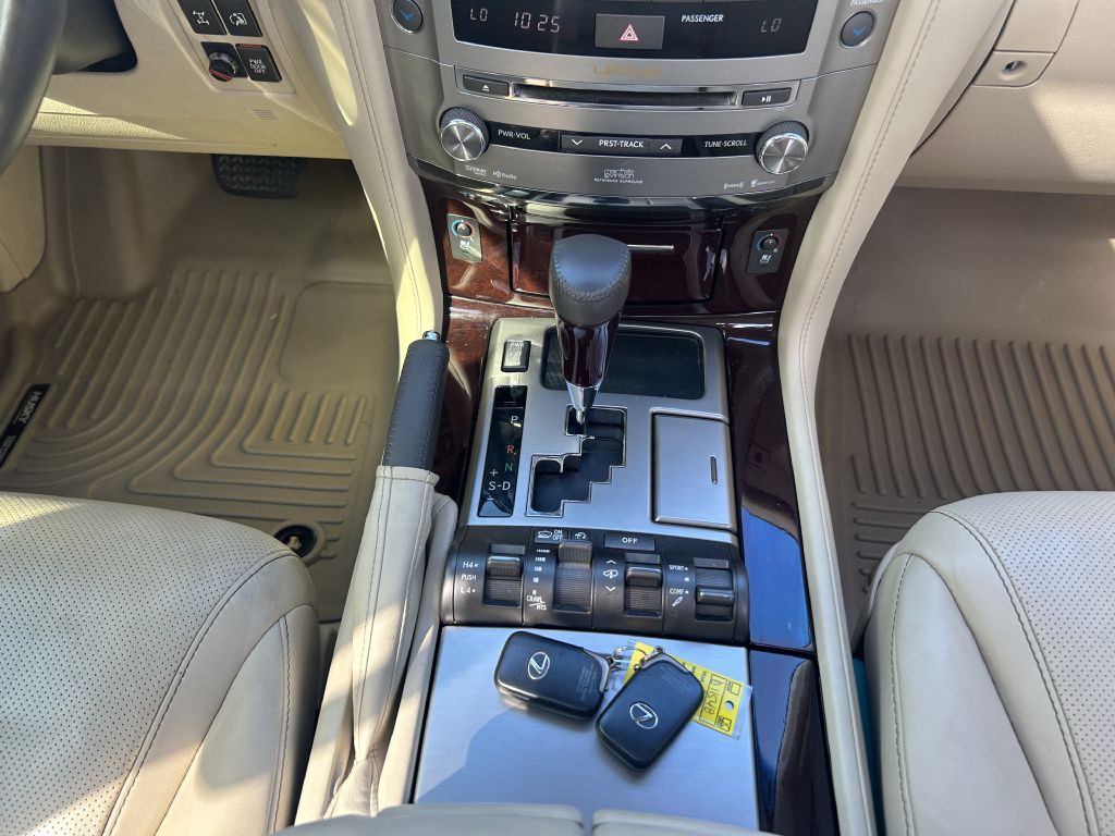2013 Lexus LX Image 19