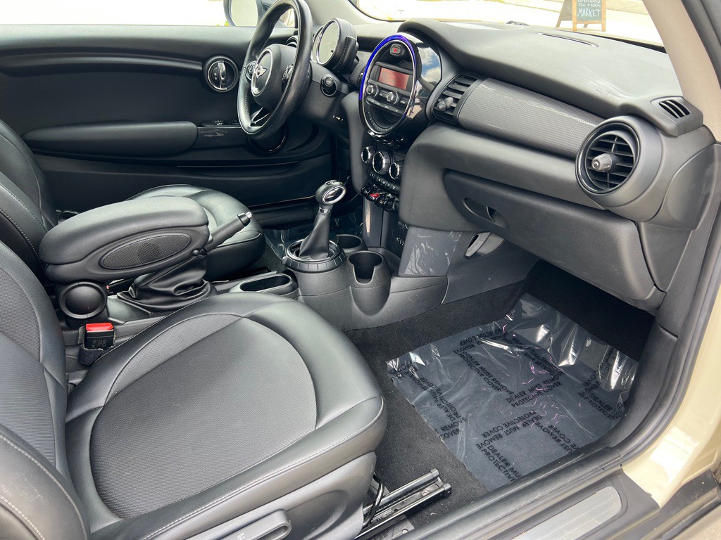 2015 MINI Cooper Image 17