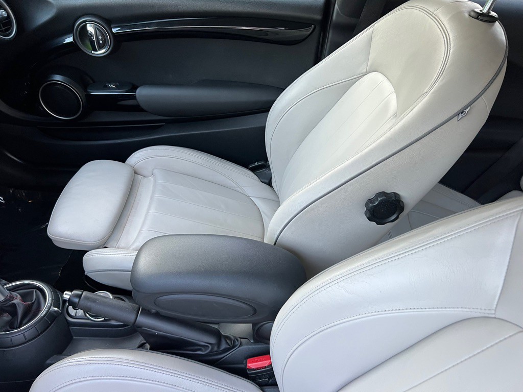 2015 MINI Cooper Image 13