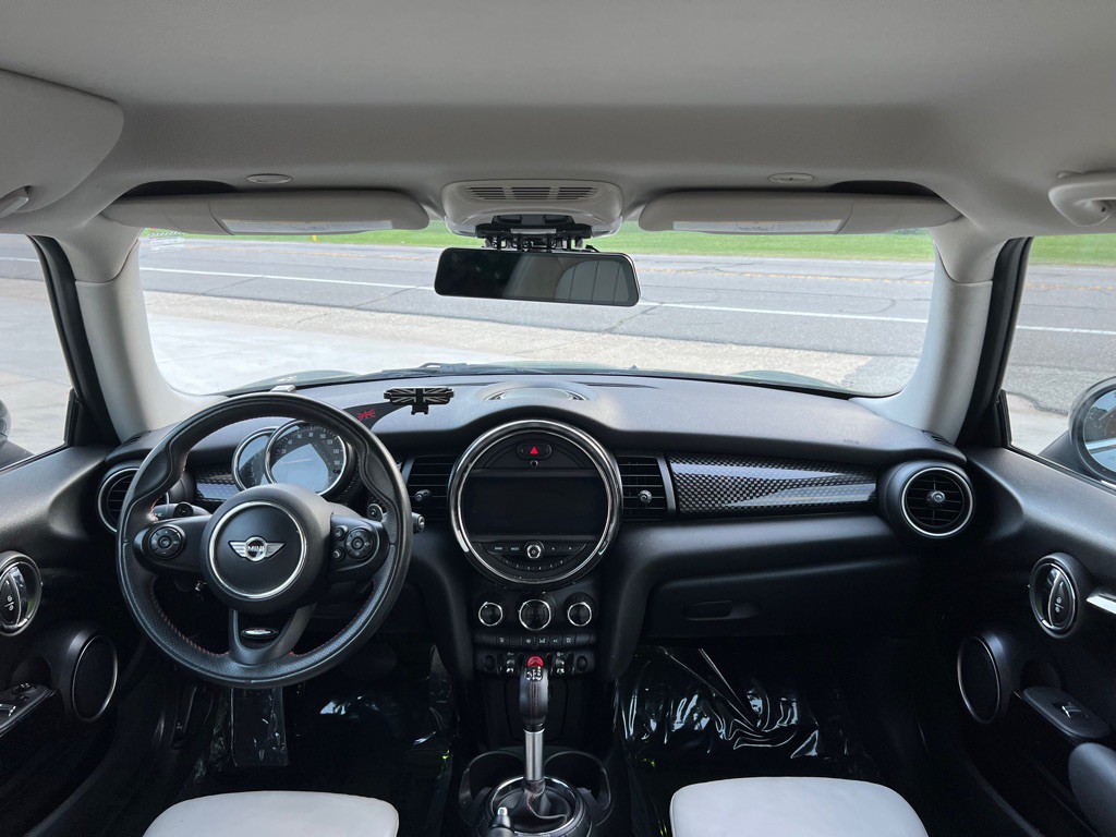 2015 MINI Cooper Image 23