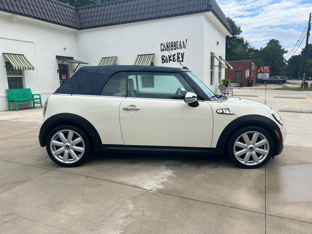 2009 MINI Cooper Image 2