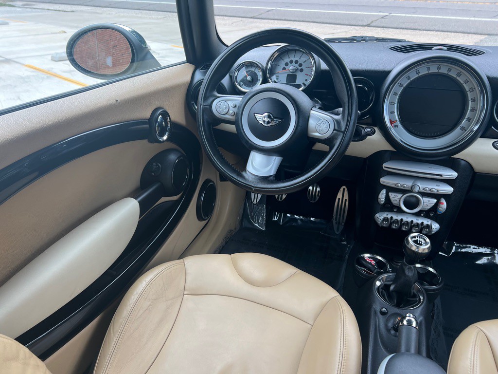 2009 MINI Cooper Image 18