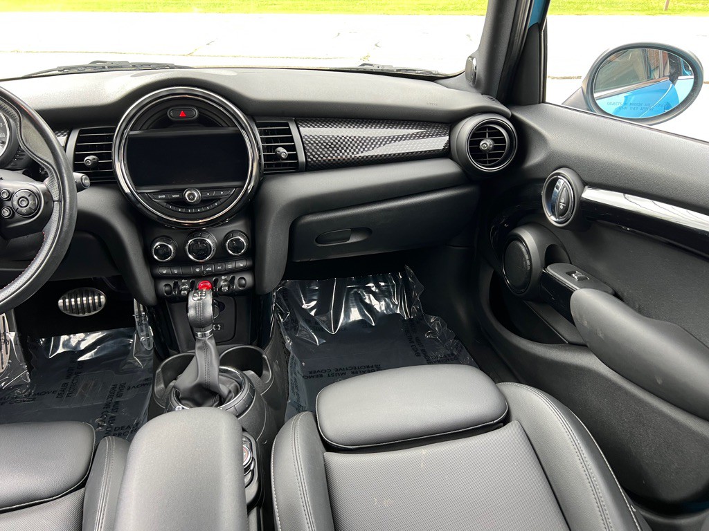 2017 MINI Cooper Image 22